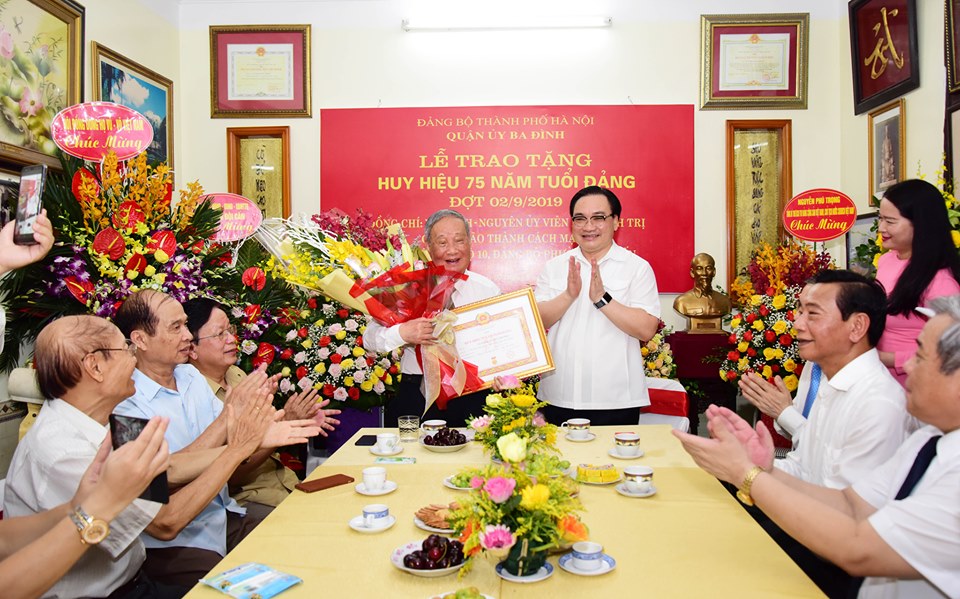 Hà Nội Trao Huy hiệu Đảng cho các đảng viên lão thành