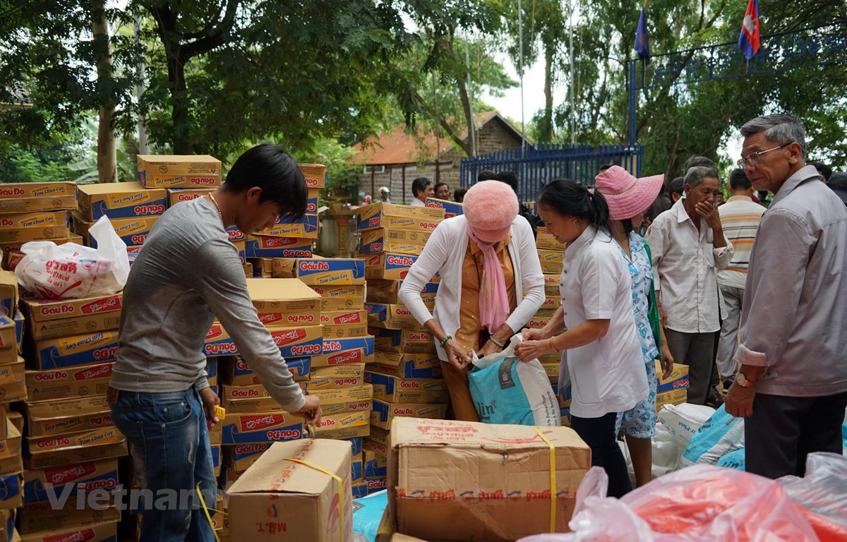 Tặng quà nhân đạo cho bà con nghèo người Campuchia gốc Việt