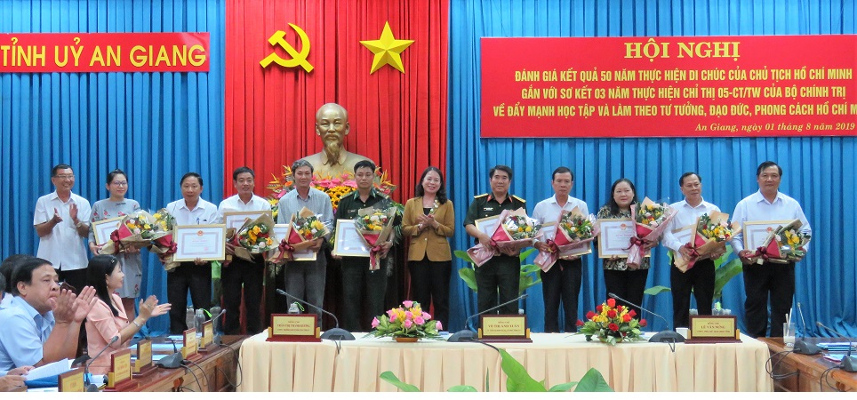 Học và làm theo Bác góp phần ngăn chặn, đẩy lùi suy thoái trong cán bộ, đảng viên
