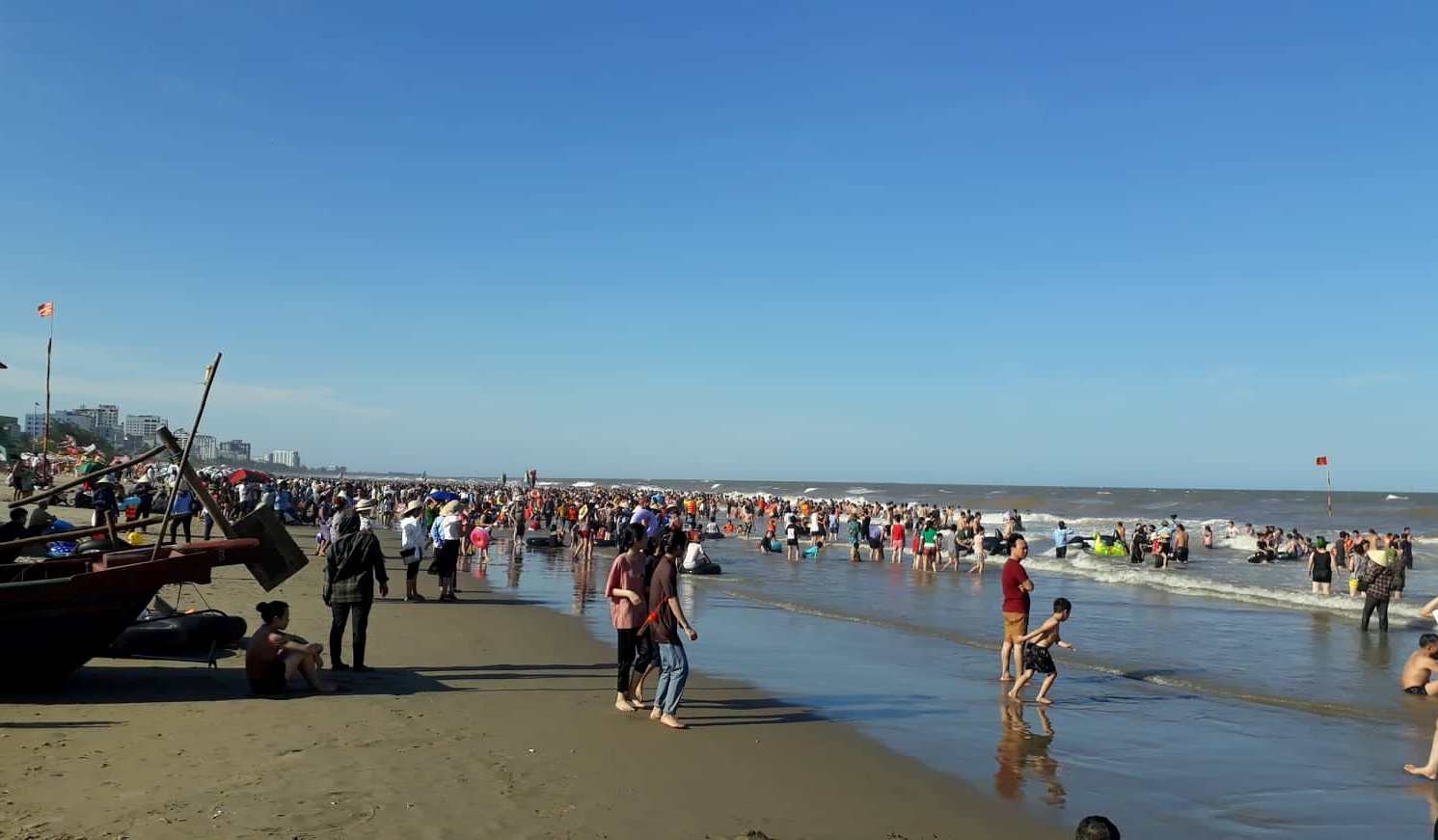 Tuân thủ nghiêm các quy định an toàn khi tắm biển