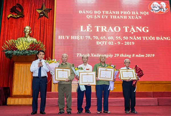 Hà Nội Trao tặng Huy hiệu Đảng cho các đảng viên lão thành