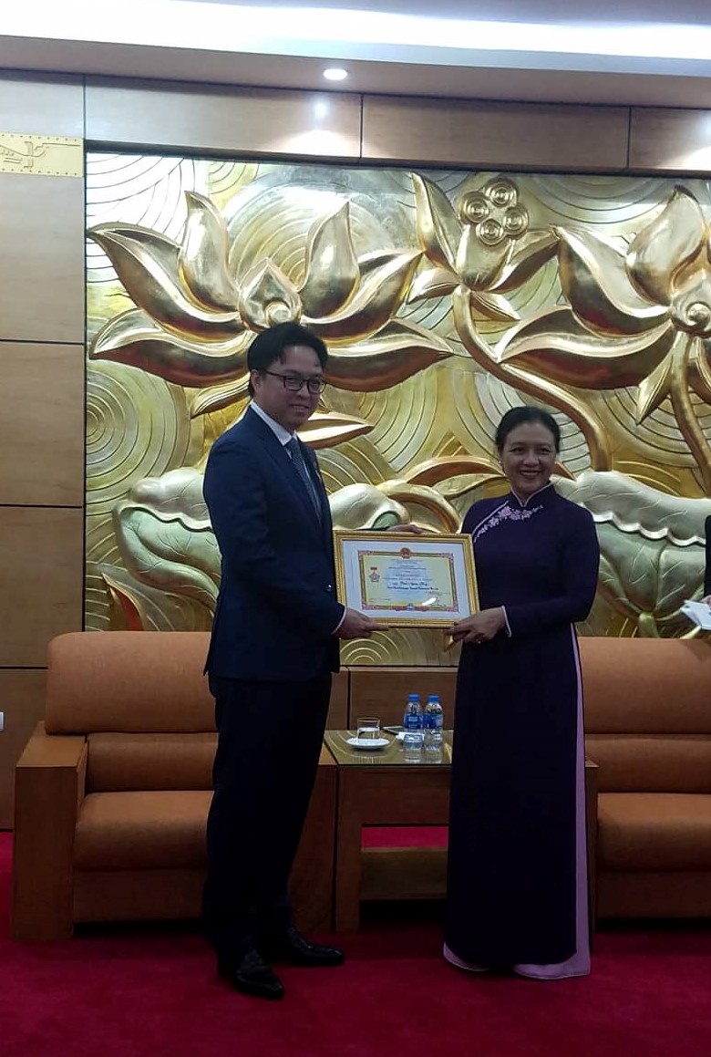 Trao Kỷ niệm chương “Vì hòa bình, hữu nghị giữa các dân tộc” tặng Đại sứ Prak Nguon Hong