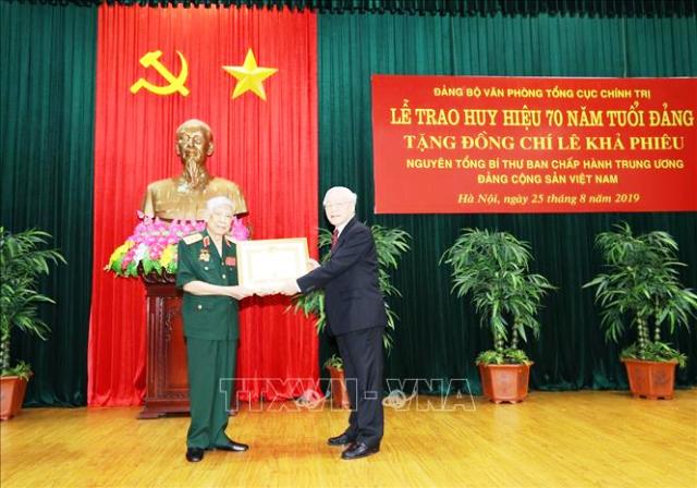 Trao Huy hiệu 70 năm tuổi Đảng tặng nguyên Tổng Bí thư Lê Khả Phiêu 🎥