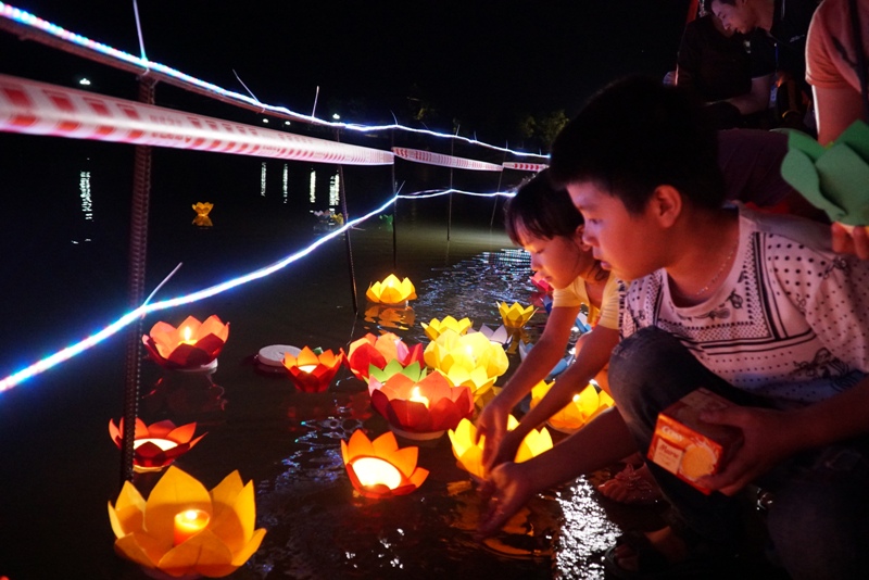 Cảm động đêm Lễ Vu Lan báo hiếu cha mẹ