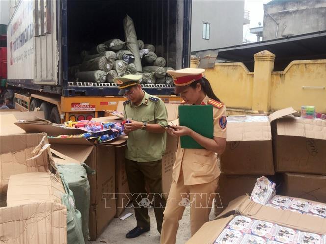 Bắt giữ xe đầu kéo chở hàng chục ngàn đồ chơi nhựa không rõ nguồn gốc