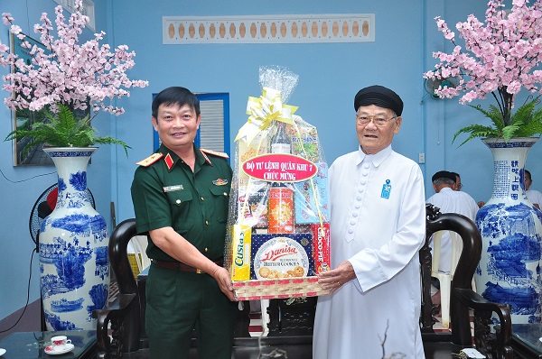 Quân khu 7 chúc mừng Tòa thánh Cao Đài Tây Ninh nhân dịp Đại lễ Hội Yến Diêu Trì Cung