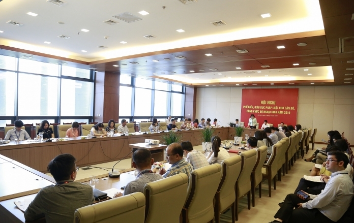Phổ biến, giáo dục pháp luật cho cán bộ Bộ Ngoại giao