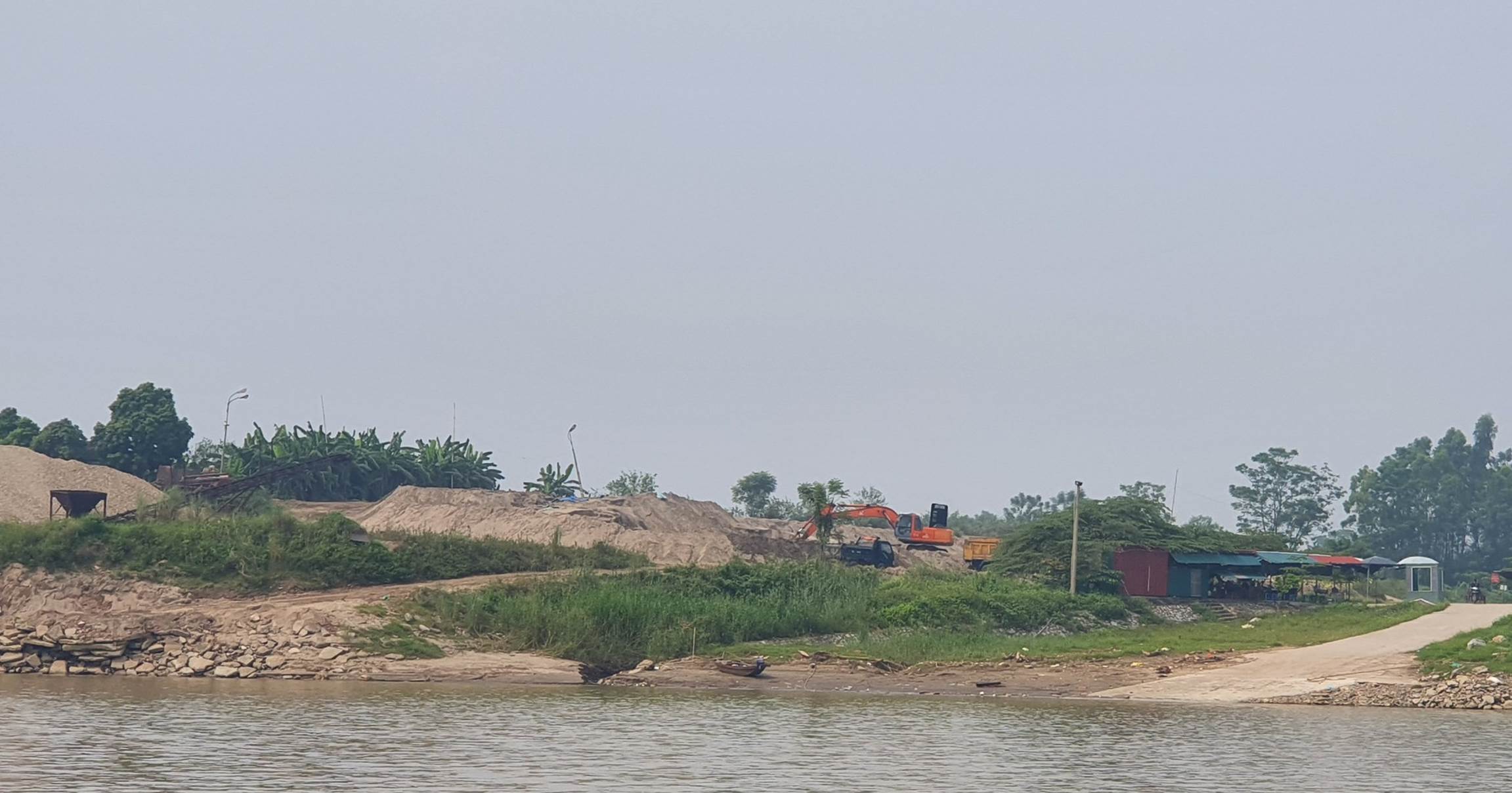 Cần làm rõ những phản ánh về vi phạm tại khu vực bến phà Thọ An