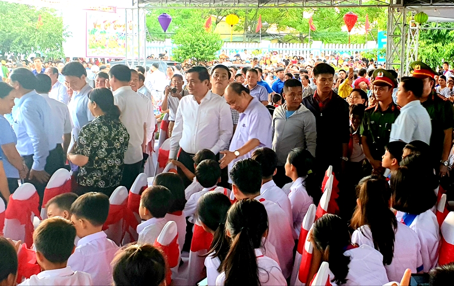 Thủ tướng Nguyễn Xuân Phúc vui tết Trung thu với trẻ em