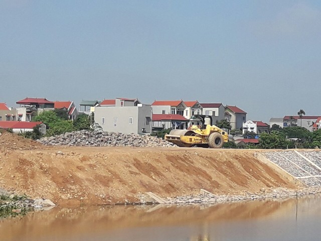 Phú Xuyên Hà Nội  Hàng chục mét kè đê bất ngờ sạt lở ngay thời điểm bàn giao