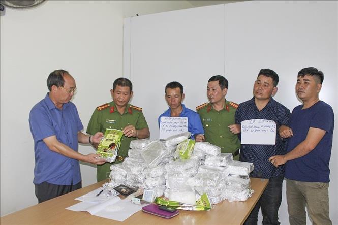 Bắt giữ 3 đối tượng vận chuyển trái phép 50kg ma túy đá