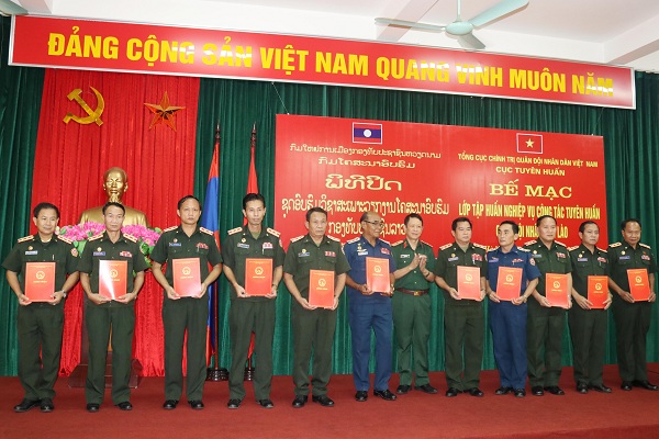 Tập huấn nghiệp vụ công tác Tuyên huấn cho cán bộ QĐND Lào