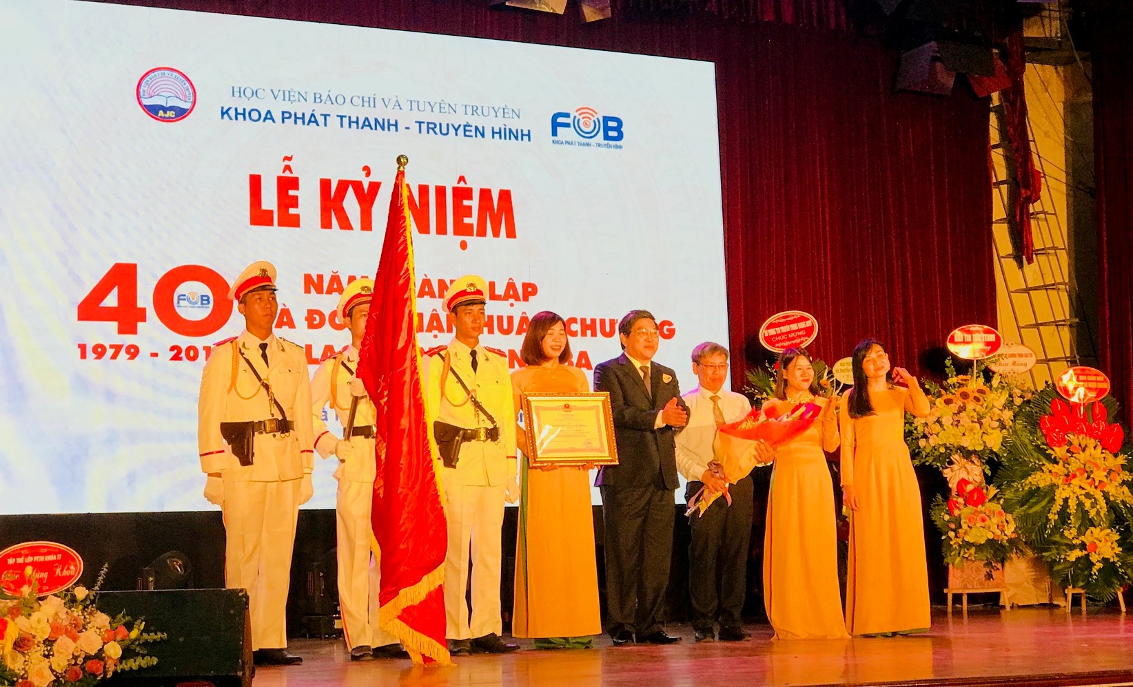 Khoa Phát thanh-Truyền hình đón nhận Huân chương Lao động hạng Ba