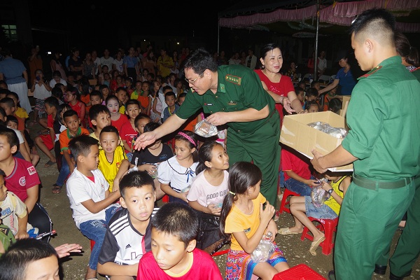 Mang trung thu đến với trẻ em vùng lũ Thanh Hóa