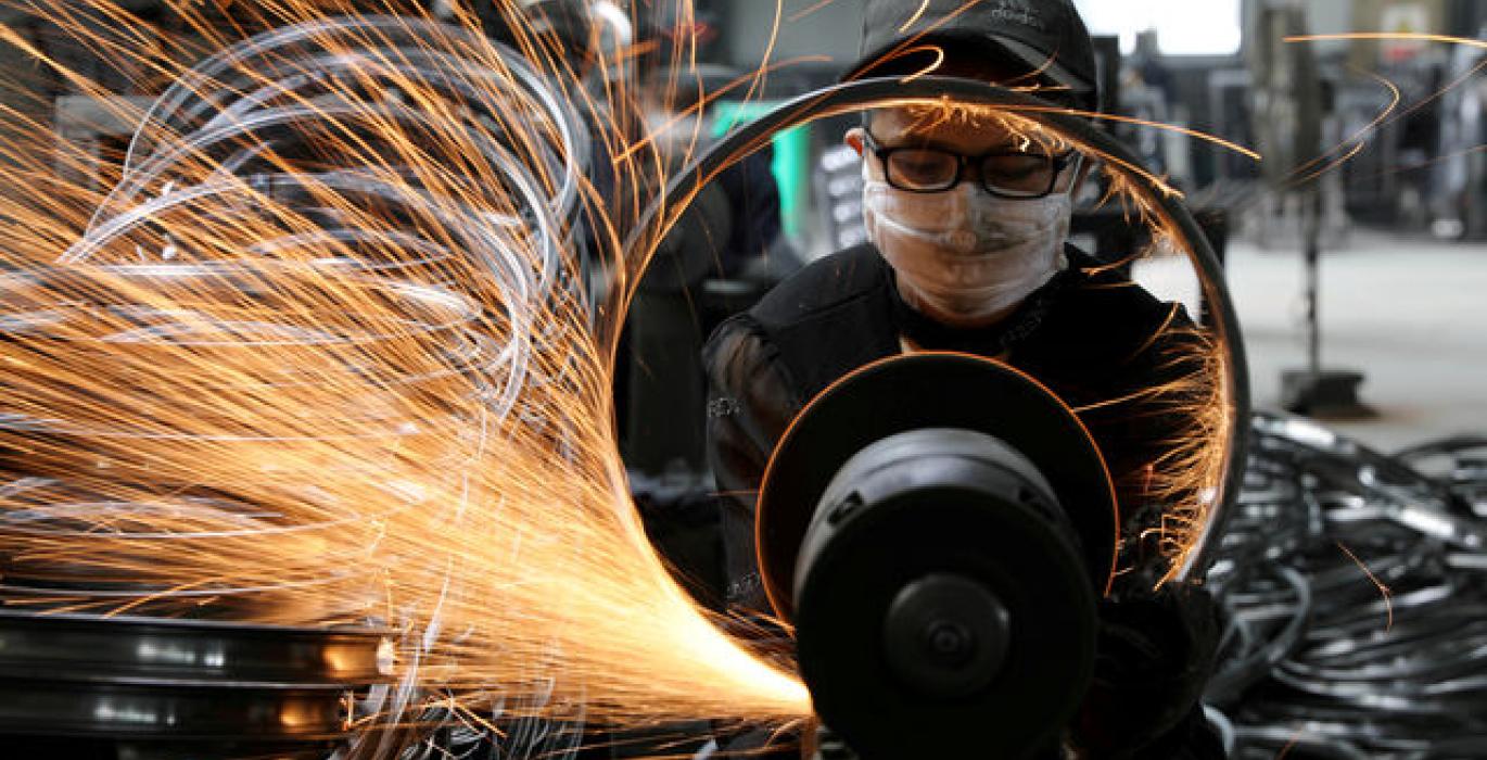 Sản xuất của Trung Quốc giảm tháng thứ 5 liên tiếp