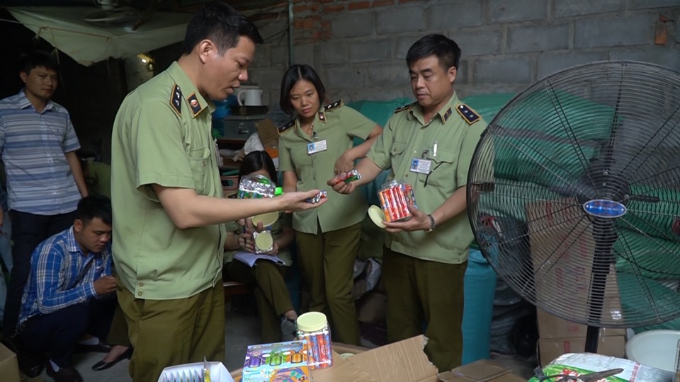 Bắt giữ 50 tấn bánh kẹo, đồ chơi nhập lậu
