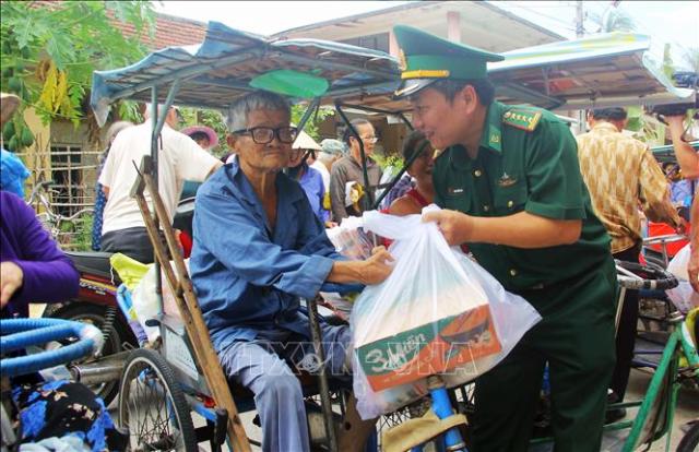 Bộ đội Biên phòng tặng quà cho bệnh nhân phong ở Quy Hòa