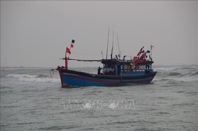 Cứu 7 ngư dân cùng tàu cá bị nạn trên biển
