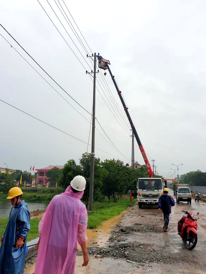 Mưa lũ làm gián đoạn cung cấp điện cho hơn 100 nghìn khách hàng