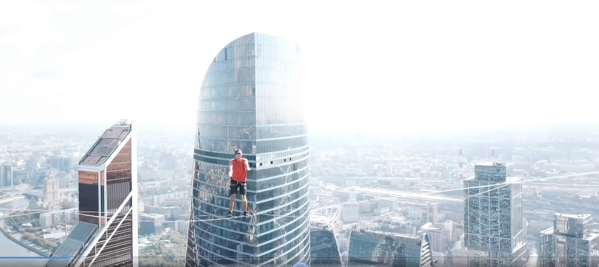 Đi bộ trên dây nối giữa hai tòa nhà chọc trời ở Nga 🎥