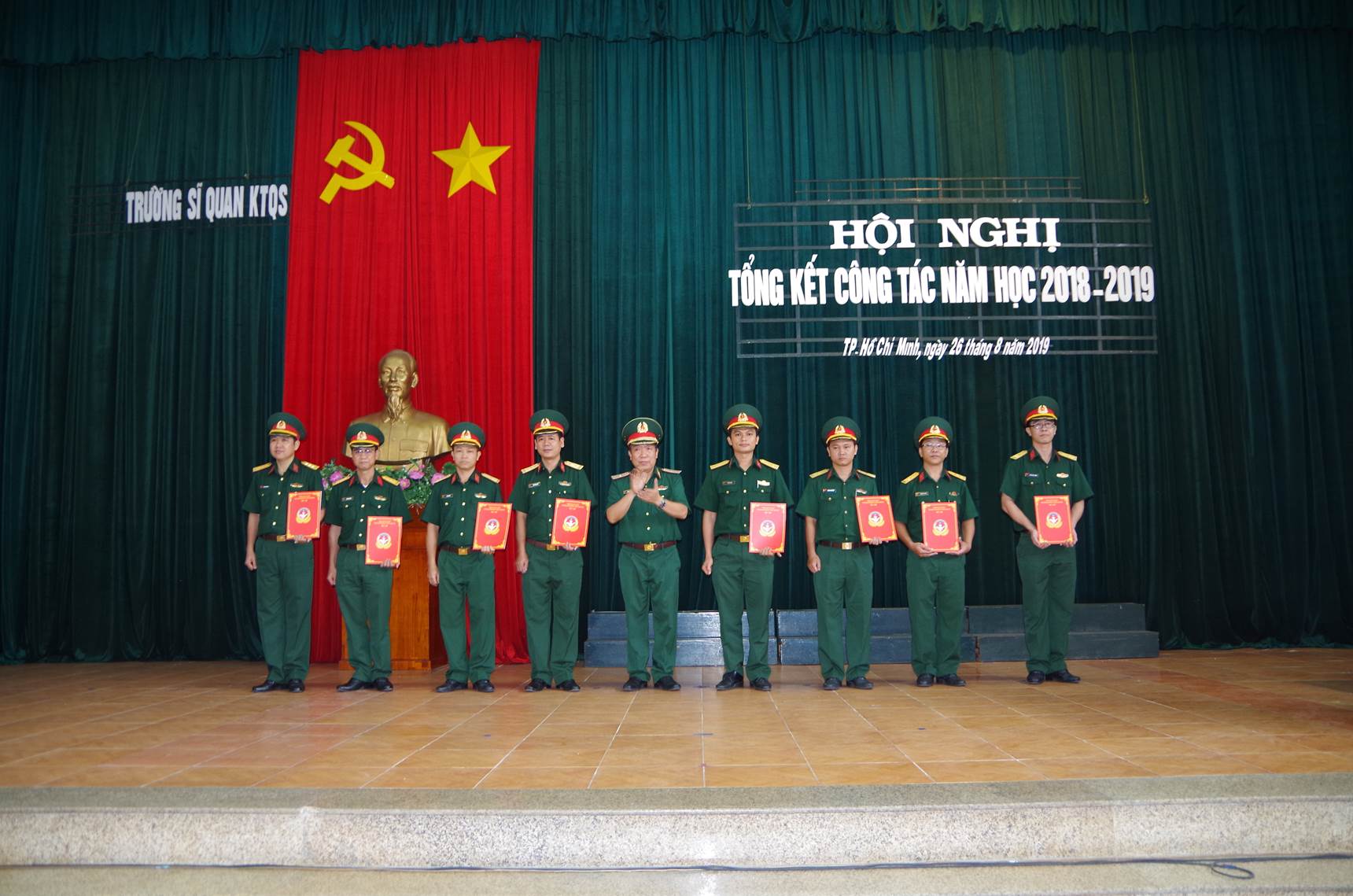 “Thầy giáo áo xanh”