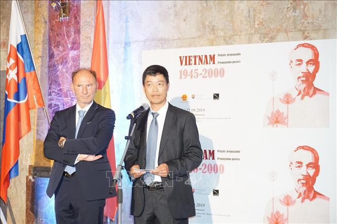 Triển lãm “Tranh Cổ động Việt Nam 1945-2000” tại Slovakia ​