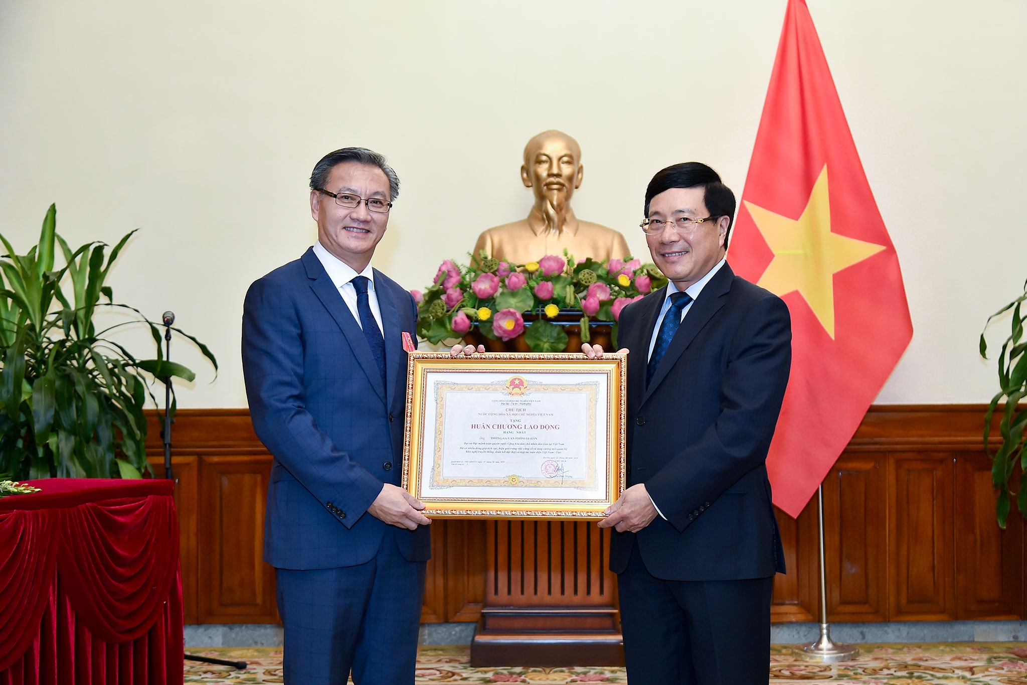 Trao Huân chương Lao động hạng Nhất tặng Đại sứ Lào tại Việt Nam