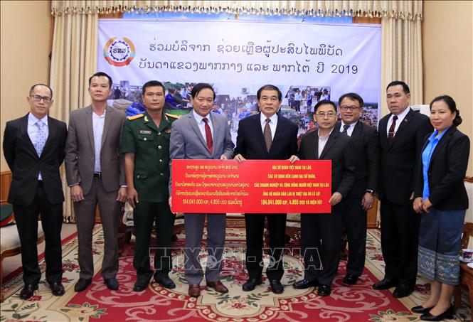 Tiếp nhận hỗ trợ của cộng đồng người Việt tại Lào giúp dân vùng thiên tai