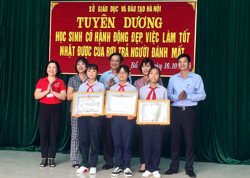 Tặng danh hiệu “Người tốt-việc tốt” cho 3 học sinh trả lại 50 triệu đồng cho người mất