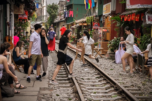 Cần giải tán tụ điểm cà phê phố đường sắt thành phố Hà Nội
