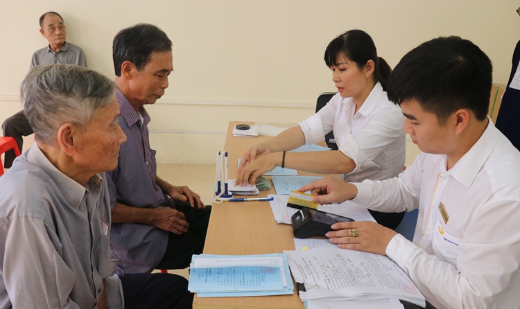 Bắc Kạn Chi trả lương hưu, trợ cấp BHXH qua thẻ