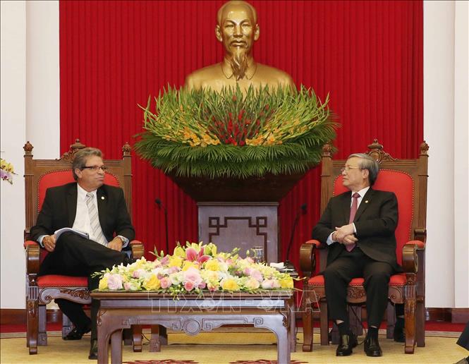 Thường trực Ban Bí thư Trần Quốc Vượng tiếp Đoàn đại biểu Đảng Cộng sản Cuba