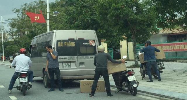 TP Móng Cái Hàng loạt ô tô chở khách ngang nhiên dừng, đỗ và đón trả khách sai quy định