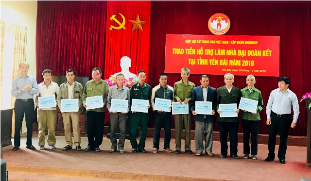 Trao tặng 10 căn “nhà đại đoàn kết” cho hộ nghèo, người có công tại Yên Bái