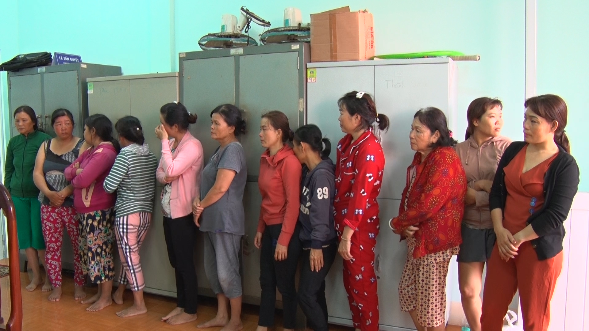 Tạm giữ 14 đối tượng là nữ giới tham gia đánh bạc