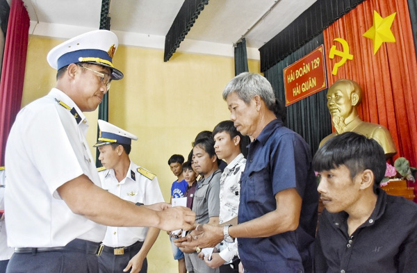 Đưa 12 ngư dân bị nạn trên biển vào bờ an toàn