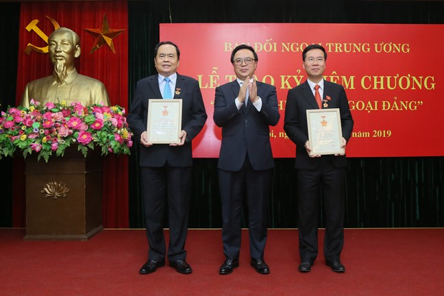 Trưởng Ban Tuyên giáo TƯ Võ Văn Thưởng nhận Kỷ niệm chương “Vì sự nghiệp đối ngoại Đảng”