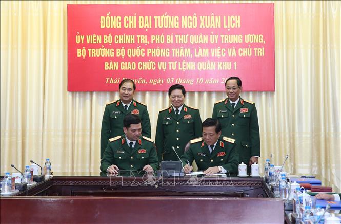 Đại tướng Ngô Xuân Lịch chủ trì bàn giao chức vụ Tư lệnh Quân khu 1