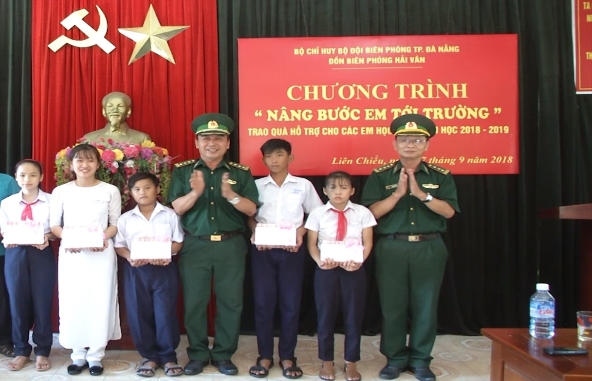 Chung tay hỗ trợ, giúp đỡ trẻ em vùng biên được đến trường