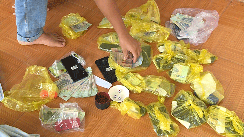 Bắt đánh bạc trong rừng cao su