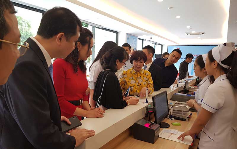 Bệnh viện công đầu tiên của Hà Nội thanh toán viện phí không dùng tiền mặt