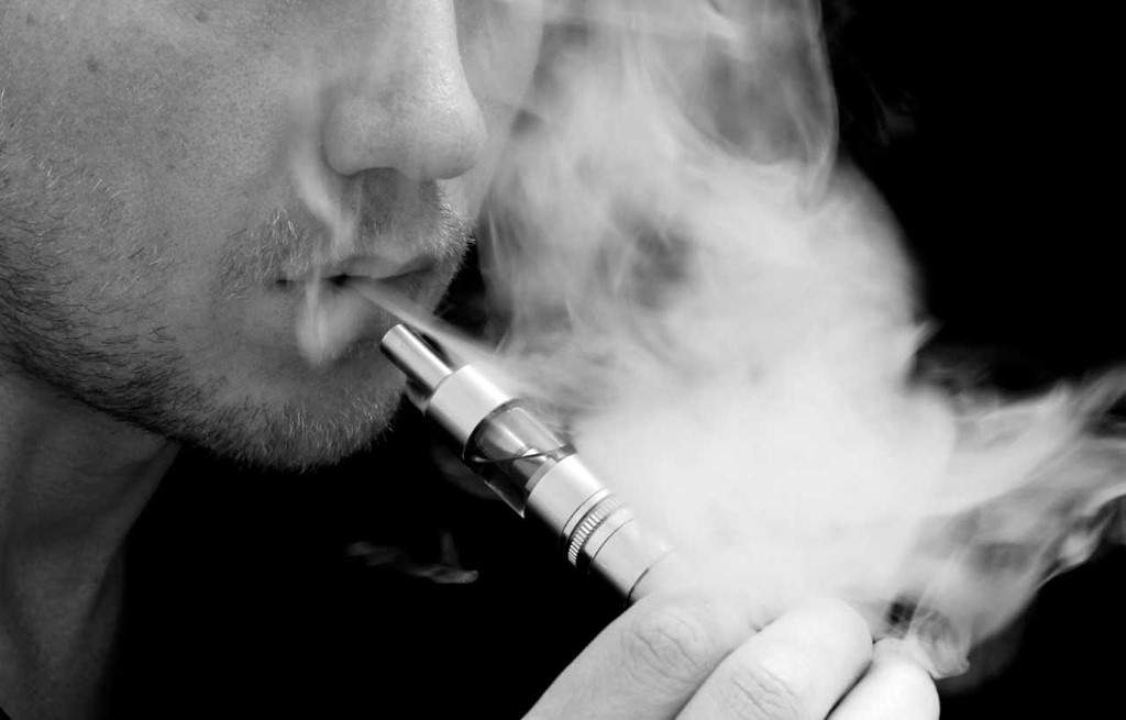 Mỹ Hơn 1000 người mắc bệnh về phổi do sử dụng thuốc lá điện tử