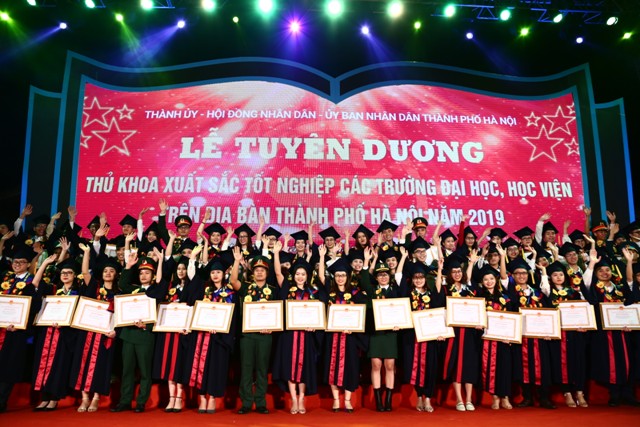 Hà Nội tuyên dương 86 thủ khoa xuất sắc