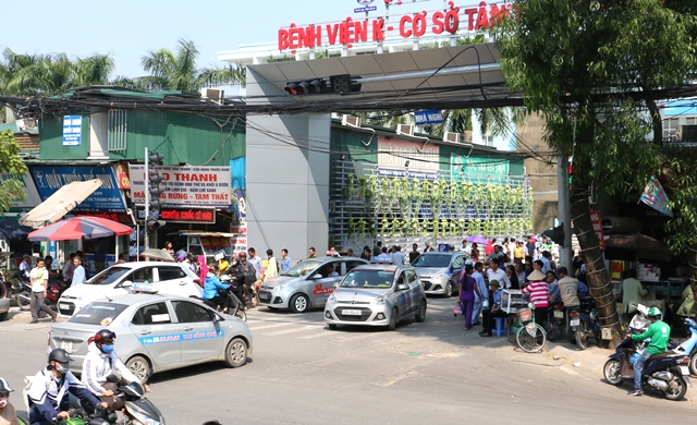 Cổng bệnh viện trở thành tụ điểm kinh doanh của hàng rong, xe ôm và taxi