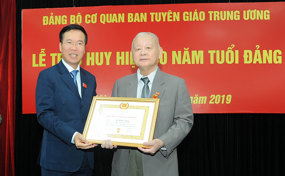 Trao tặng Huy hiệu 60 năm tuổi Đảng cho đồng chí Lê Xuân Tùng 🎥