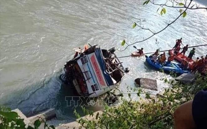 Xe buýt lao xuống sông tại Nepal, ít nhất 15 người thiệt mạng