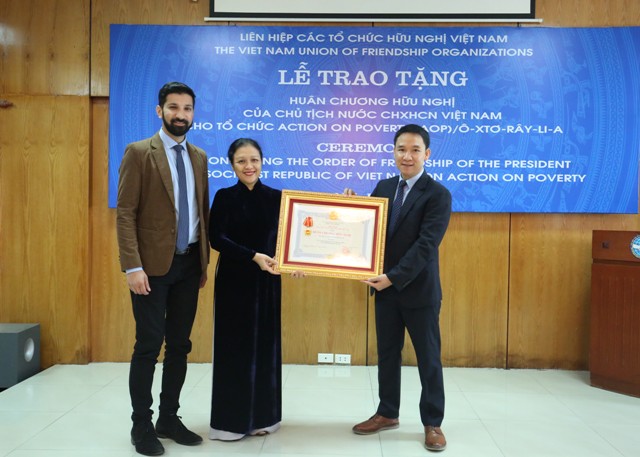 Trao Huân chương hữu nghị tặng tổ chức AOP