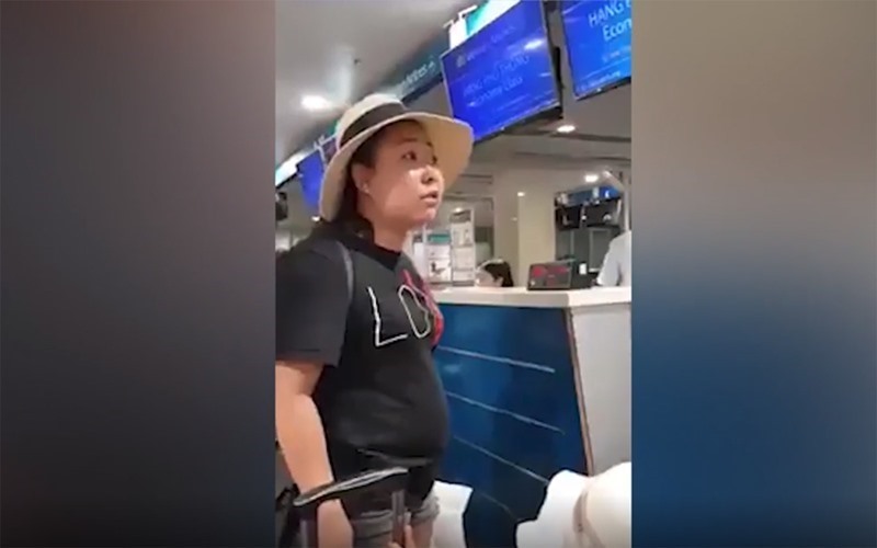 Sẽ hạ cấp bậc hàm của nữ công an gây rối tại sân bay