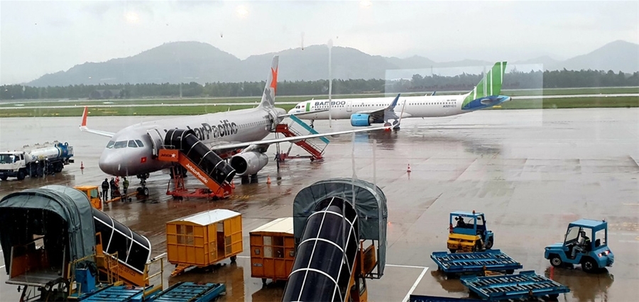 Tạm đóng cửa 3 sân bay, hàng không hủy nhiều chuyến do bão số 6