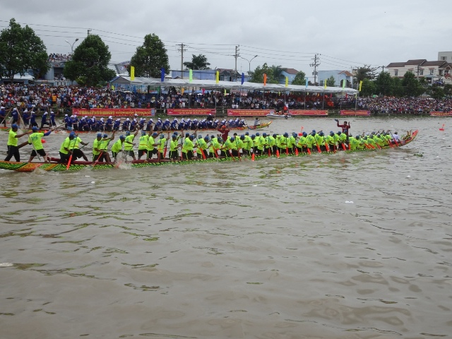 Tưng bừng ngày hội đua ghe mừng lễ hội Óoc om bóc